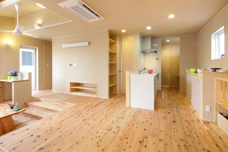 杉の無垢床と造作家具が並ぶ明るいLDK
