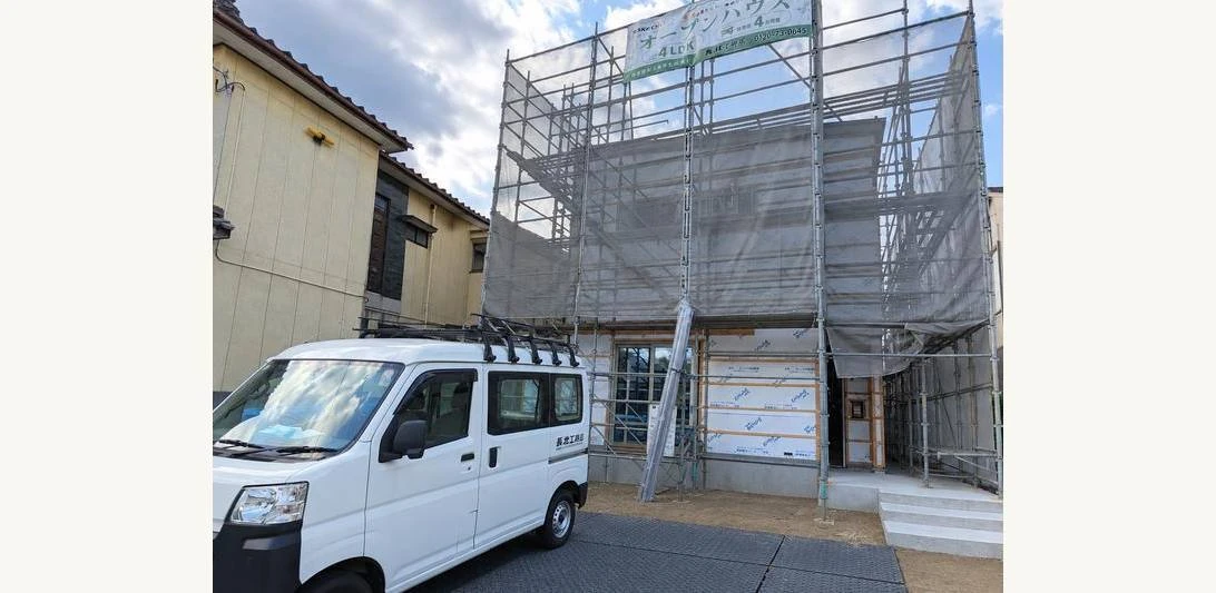 足場に覆われた建築中の太平の家の外観